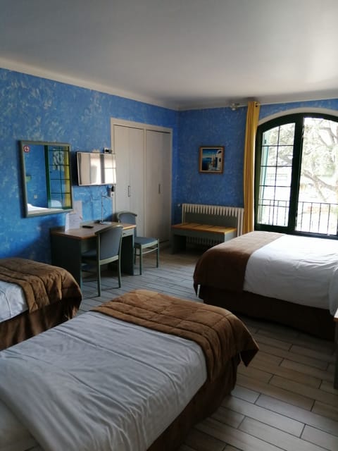 Family Quadruple Room | Desk, free cribs/infant beds, rollaway beds, free WiFi