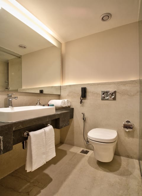 Deluxe Room | Bathroom | Shower, free toiletries, bathrobes, slippers