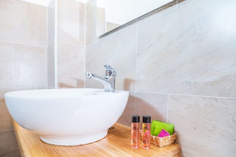 Shower, free toiletries, hair dryer, bidet