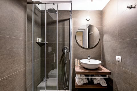 Shower, rainfall showerhead, free toiletries, hair dryer