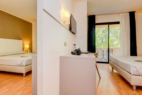 Double Room, 1 Queen Bed | Down comforters, in-room safe, desk, blackout drapes