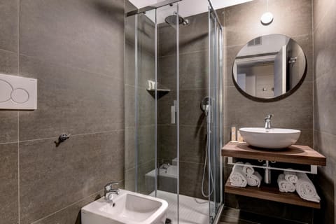 Shower, rainfall showerhead, free toiletries, hair dryer