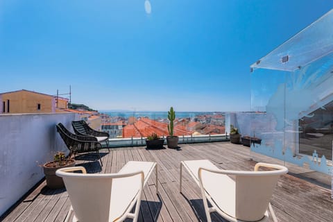 Signature Suite with Terrace and River View | City view