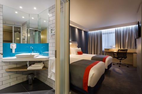Standard Room, 2 Twin Beds (with Free Hot Breakfast) | Desk, laptop workspace, iron/ironing board, WiFi (free)