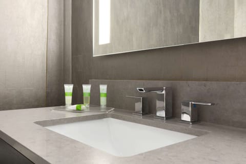 Combined shower/tub, free toiletries, hair dryer, towels