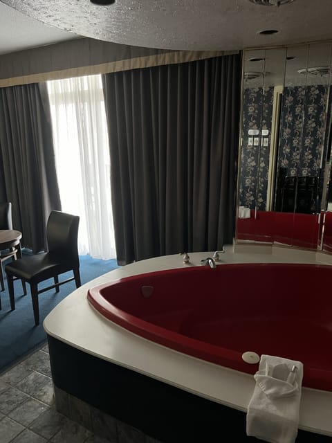 Room, 1 Queen Bed, Non Smoking, Jetted Tub | Desk, blackout drapes, iron/ironing board, free cribs/infant beds