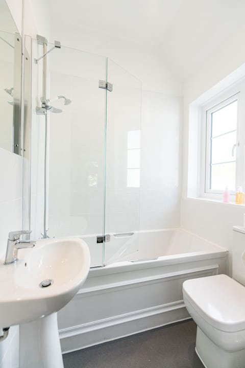 Standard King Room | Bathroom | Shower, free toiletries, hair dryer, towels
