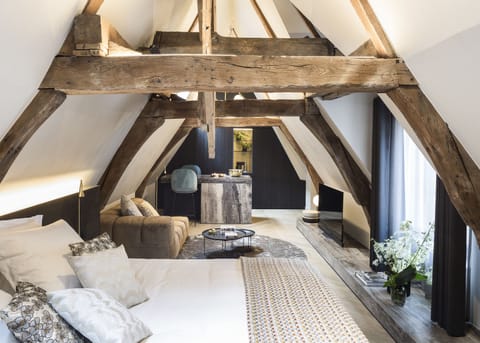 Junior Suite, 1 King Bed | 1 bedroom, in-room safe, desk, blackout drapes