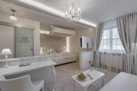 Premium Triple Room | Hypo-allergenic bedding, individually decorated, individually furnished