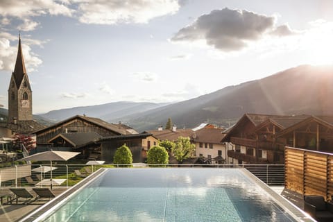 2 outdoor pools