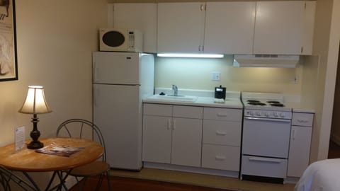 Basic Apartment, 1 Queen Bed, Non Smoking | Private kitchen | Fridge, microwave, oven, stovetop