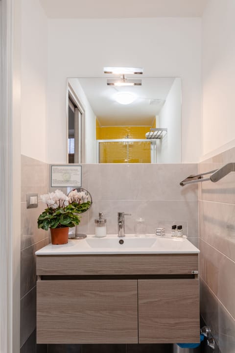 Standard Double Room | Bathroom | Shower, deep soaking tub, free toiletries, hair dryer