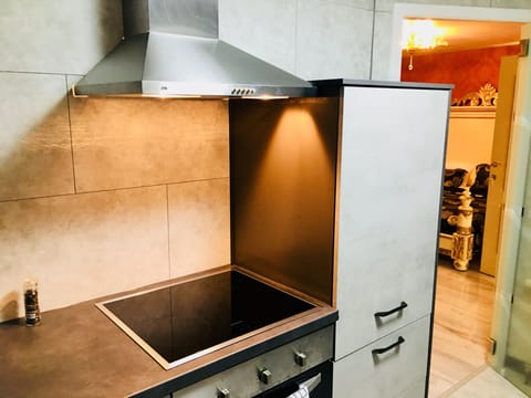 Superior Studio, 1 King Bed, Kitchen, Courtyard View | Private kitchen | Fridge, coffee/tea maker, electric kettle