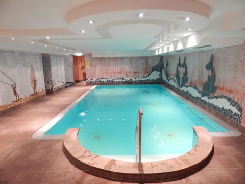 Indoor pool, sun loungers