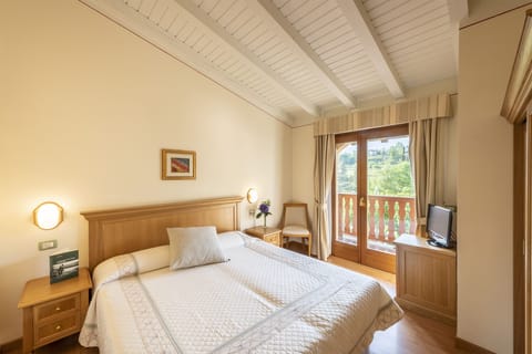 Junior Suite, Kitchenette | 1 bedroom, cribs/infant beds, free WiFi