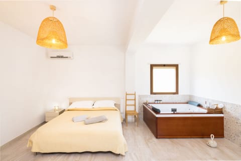 Deluxe Double Room | Desk, free WiFi, bed sheets