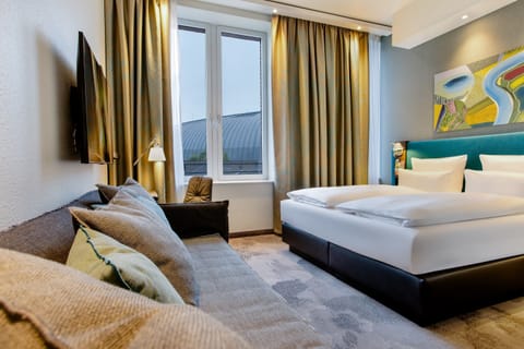 Business Room, 1 Queen Bed | Desk, soundproofing, free WiFi, bed sheets