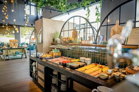 Daily buffet breakfast for a fee