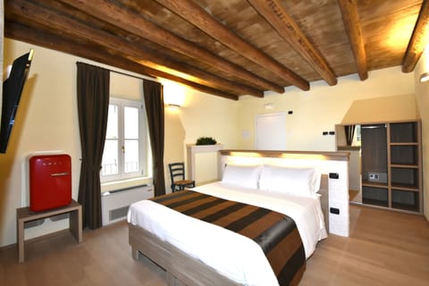 Double or Twin Room, Garden View | Minibar, in-room safe, desk, soundproofing