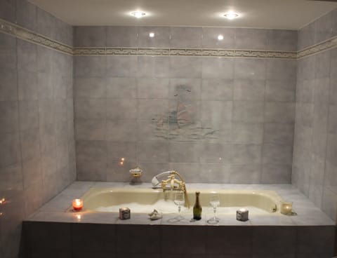 Comfort Double Room, Terrace | Bathroom | Free toiletries, hair dryer, bathrobes, bidet