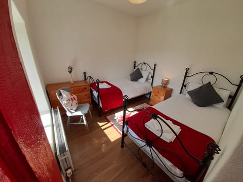 Traditional Cottage, 4 Bedrooms | 1 bedroom, premium bedding, blackout drapes, iron/ironing board