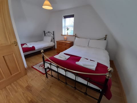 Traditional Cottage, 4 Bedrooms | 1 bedroom, premium bedding, blackout drapes, iron/ironing board