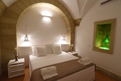 Deluxe Suite, 2 Bedrooms (Basement) | 1 bedroom, premium bedding, minibar, in-room safe