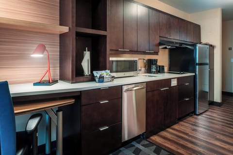 Full-size fridge, microwave, stovetop, dishwasher