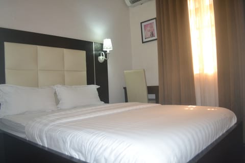 Free minibar, desk, laptop workspace, free WiFi