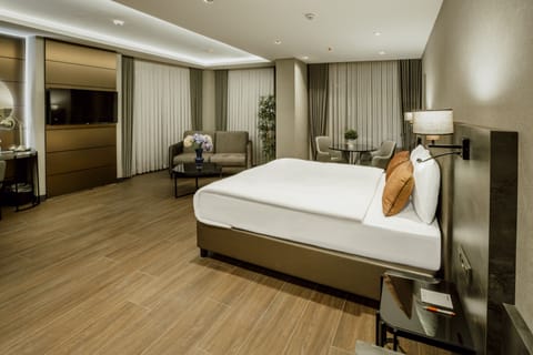 CORNER SUIT | Premium bedding, minibar, in-room safe, laptop workspace