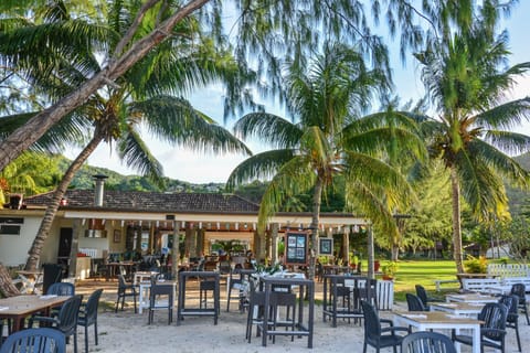 2 restaurants; lunch and dinner served