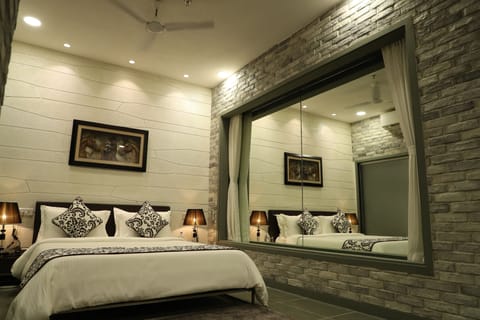 Deluxe Room, 1 King Bed | 1 bedroom, premium bedding, minibar, in-room safe