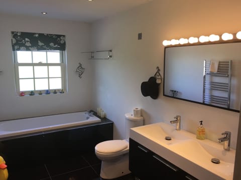Comfort Double Room, Private Bathroom | Bathroom | Free toiletries, hair dryer, towels