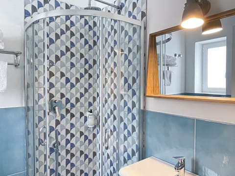 Single Room | Bathroom | Shower, towels