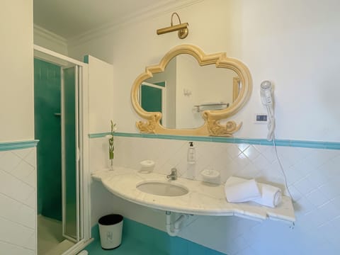 Superior Double Room | Bathroom | Shower, towels