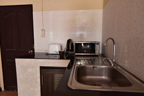 Comfort Studio | Private kitchenette | Fridge, microwave, electric kettle, cookware/dishes/utensils
