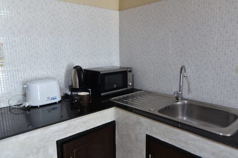 Comfort Studio | Private kitchenette | Fridge, microwave, electric kettle, cookware/dishes/utensils