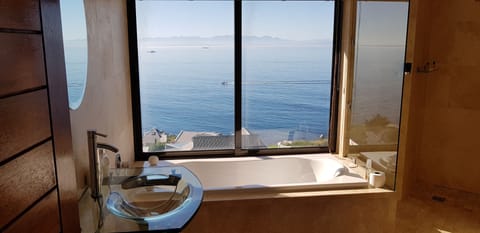 Superior Suite, 1 Queen Bed, Ocean View, Sea Facing | Bathroom | Towels, soap, shampoo, toilet paper