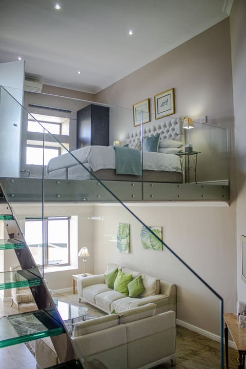 Minibar, in-room safe, bed sheets