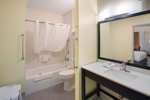 Combined shower/tub, rainfall showerhead, free toiletries, hair dryer