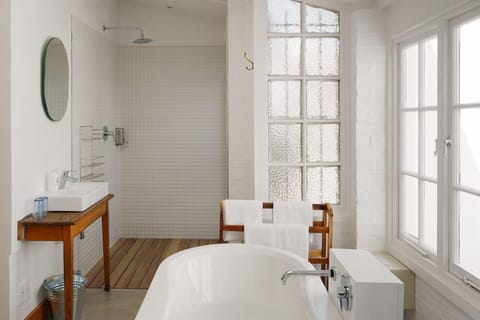 Standard Room | Bathroom | Shower, hair dryer, towels, soap