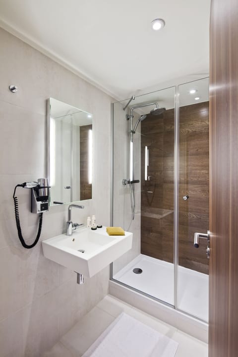 Shower, rainfall showerhead, free toiletries, hair dryer