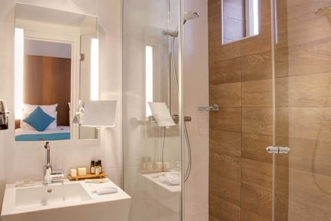 Shower, rainfall showerhead, free toiletries, hair dryer