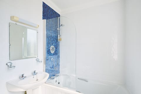 Twin Room, Sea View | Bathroom | Deep soaking tub, free toiletries, hair dryer, towels