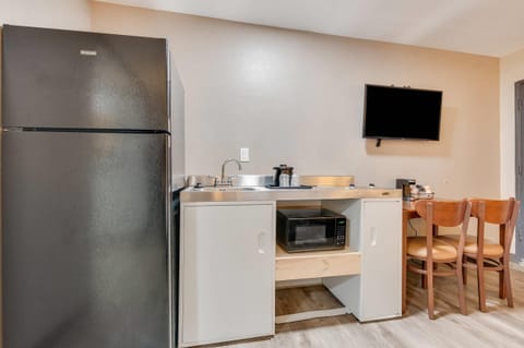 Suite, Multiple Beds, Non Smoking | Iron/ironing board, WiFi (free), alarm clocks, bed sheets