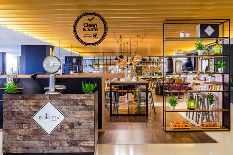 2 restaurants; breakfast, lunch, and dinner served