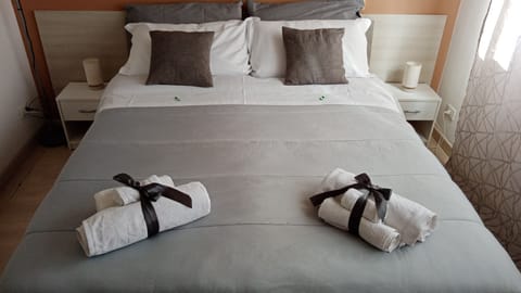 Standard Double Room, Shared Bathroom, City View (Politeama) | Premium bedding, down comforters, minibar, individually furnished