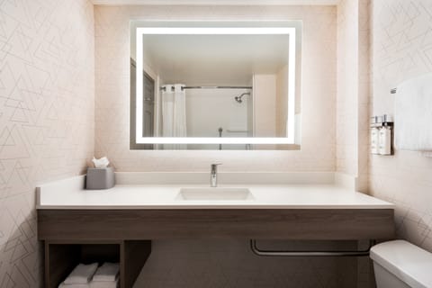 Combined shower/tub, deep soaking tub, designer toiletries, hair dryer