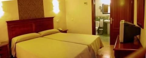 Down comforters, in-room safe, desk, iron/ironing board