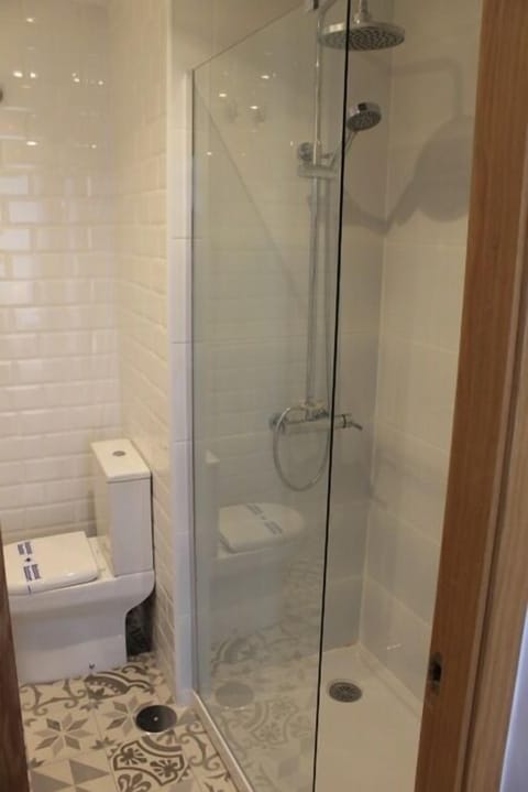 Double Room | Bathroom | Shower, free toiletries, hair dryer, towels